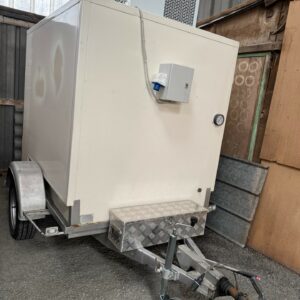 Location Remorque Frigo 6-8m3 230 v avec étagères  – Solution Froid Événementiel